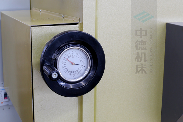 ZDG-632刀片間隙調(diào)節(jié)裝置，設置在機架前面，并有刻度顯示，調(diào)節(jié)方便.jpg