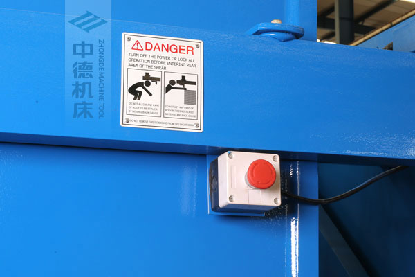 ZDSK-1632剪板機(jī)后部緊急停止按鈕，最大程度保障工人安全.jpg