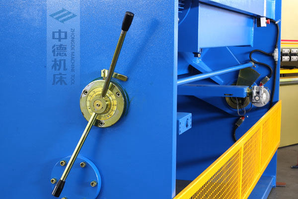 ZDS-432剪板機(jī)刀片間隙手動調(diào)節(jié)器，刻度清淅，調(diào)節(jié)省力又簡便.jpg