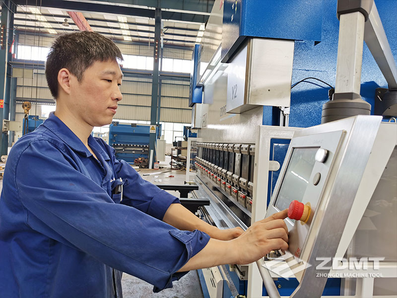 安徽中德機床股份有限公司生產(chǎn)車間-數(shù)控折彎機調(diào)試中 安徽中德機床股份有限公司生產(chǎn)車間-數(shù)控折彎機調(diào)試中